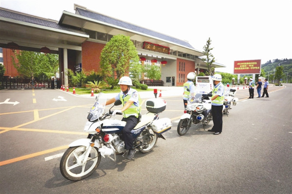市交警支队对一中新校区高考考点进行现场勘察
