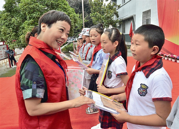 吴天祥小组慰问小学生